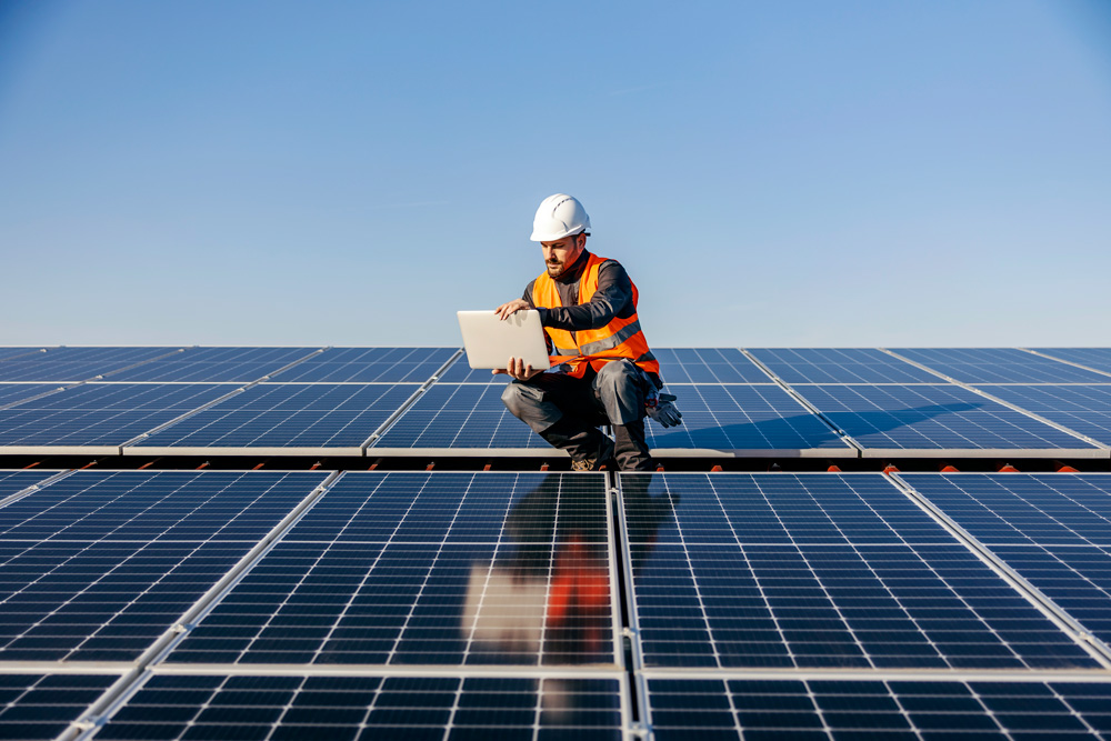 Instalador realizando el mantenimiento de placas solares