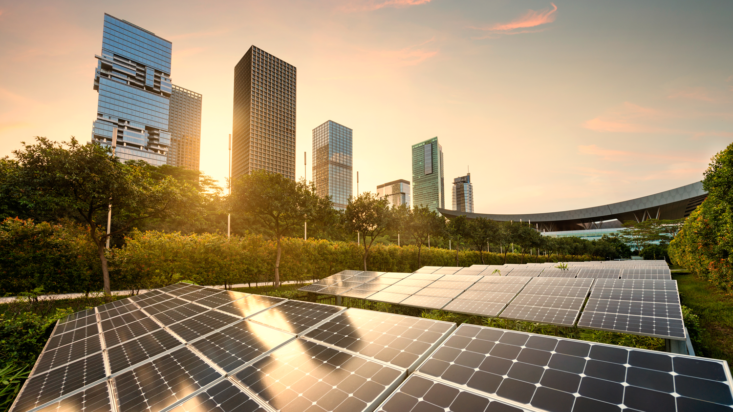 placas solares junto junto con rascacielos como alegoría a las comunidades energéticas