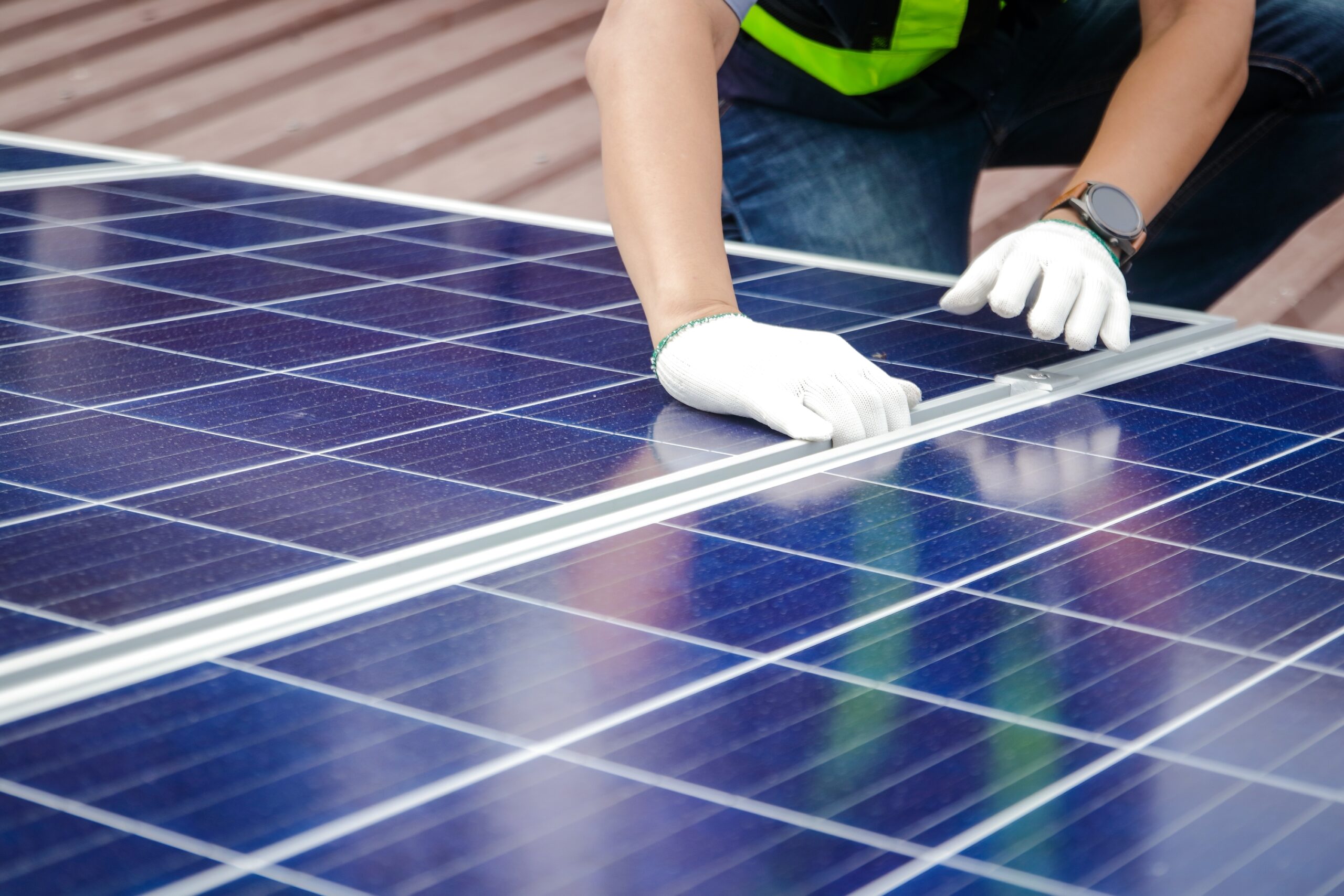 persona colicando placas solares en el tejado